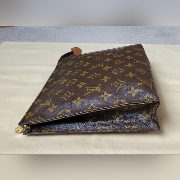 LOUIS VUITTON TOILETRY 26 COSMETIC BAG - Picture 4 of 16